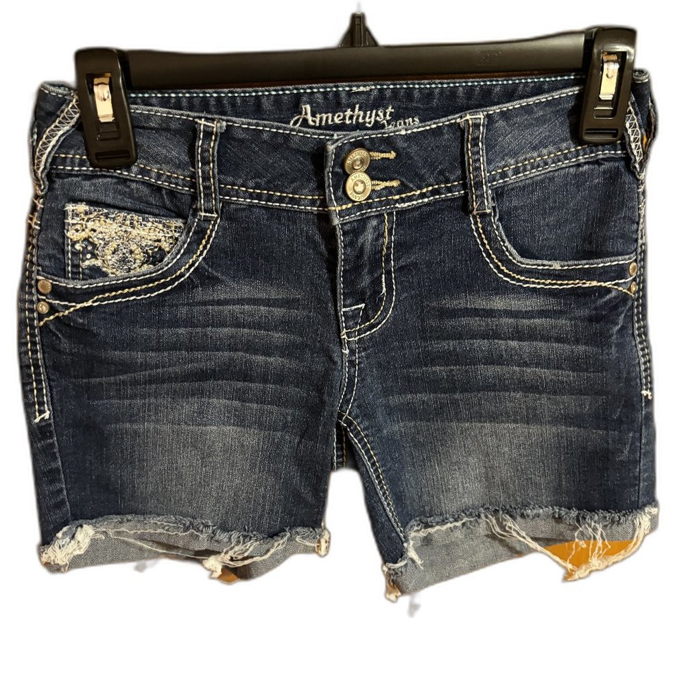 Amethyst Women's Jean Shorts Size: 0 Raw‎ Hem